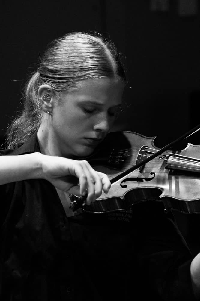 Violin and viola teacher Sydney giving private music lesson